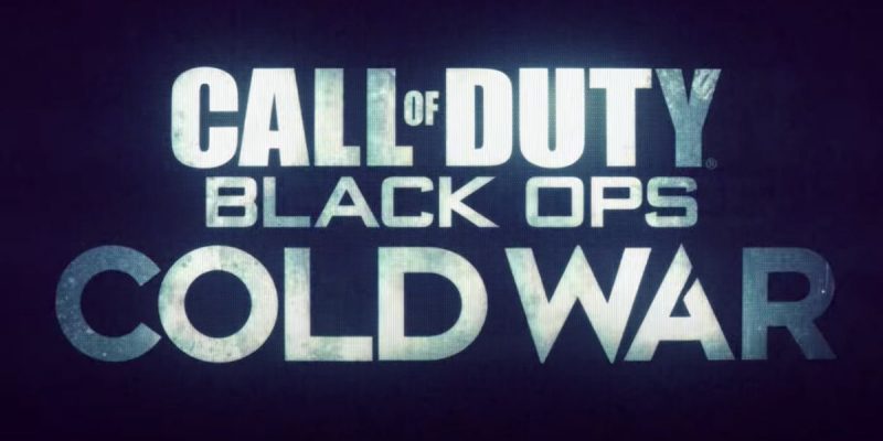 Název Call of Duty: Black Ops: Cold War na tmavě modrém poli.
