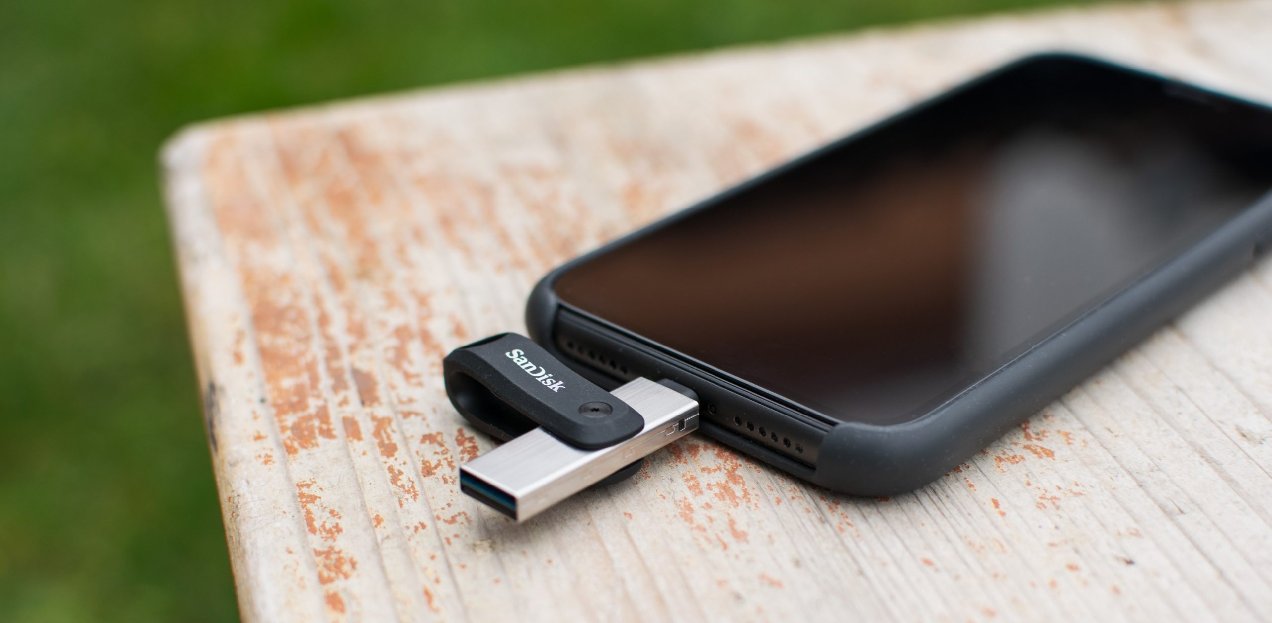 iXpand Flash Drive Go fb scaled