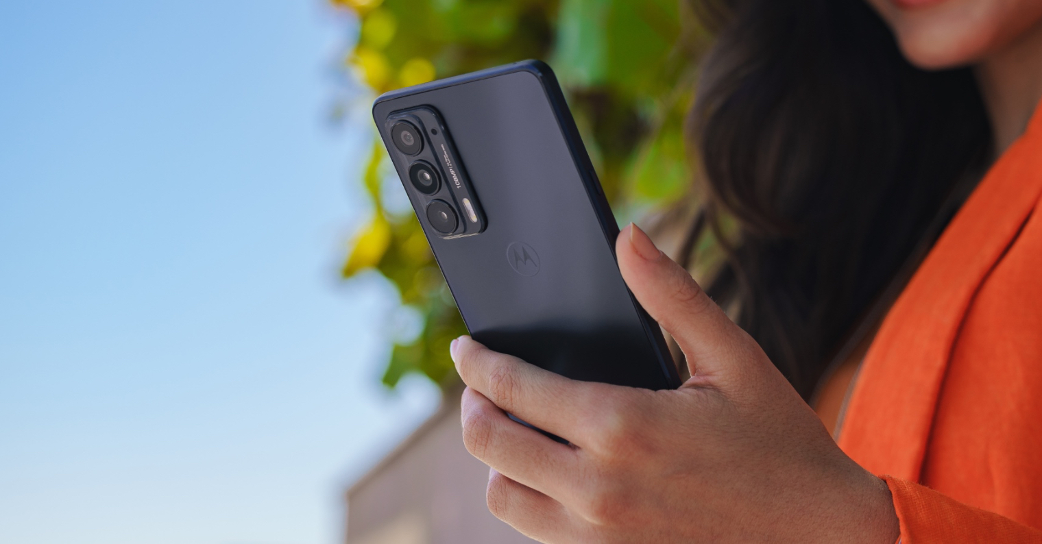 1520 794 MOTOROLA Edge 20 in hand
