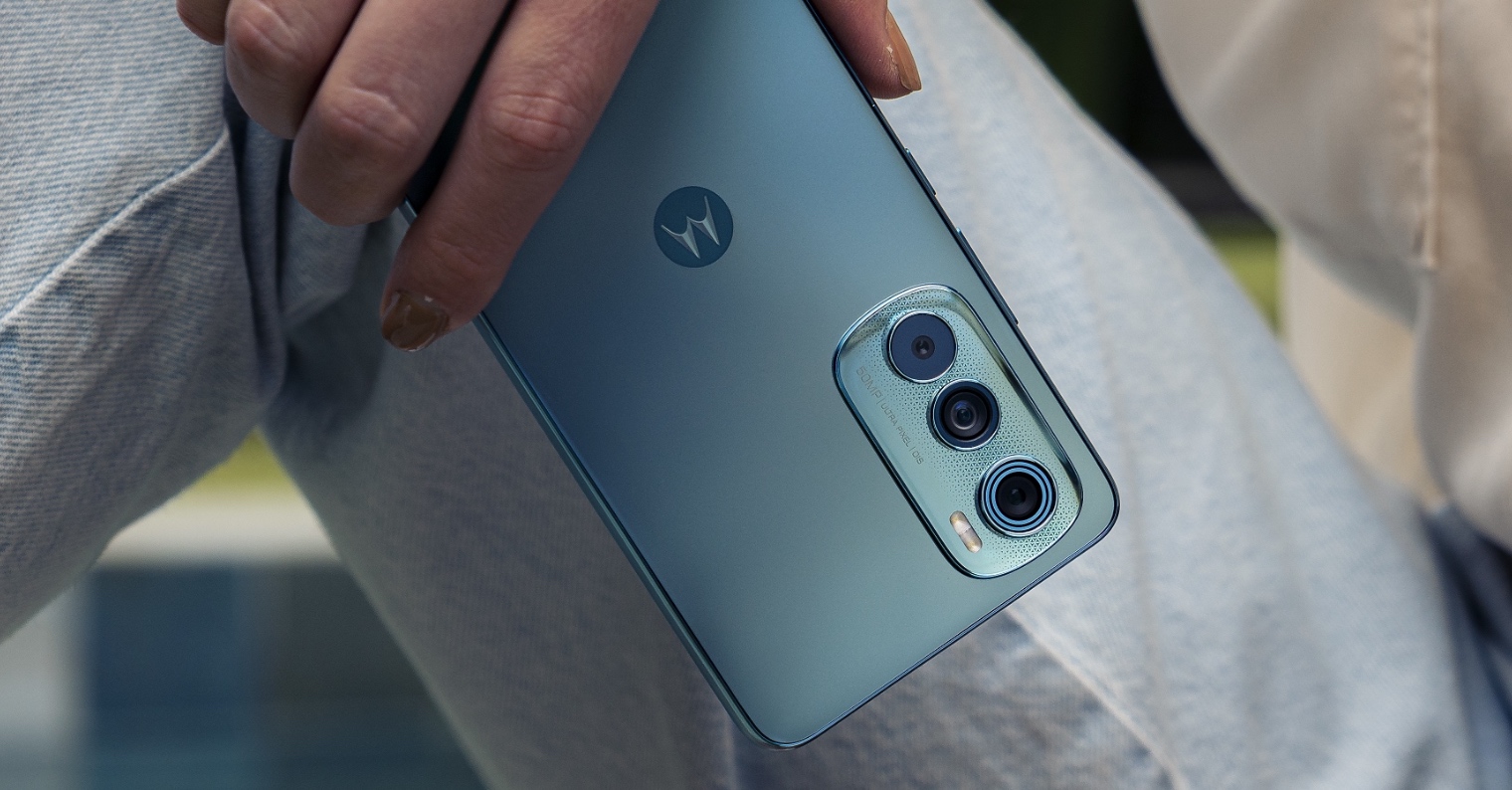 1520 794 MOTOROLA EDGE 30 hand